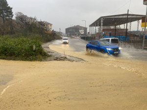 Kuvvetli Sağanak Yağış Sürücü Ve Yayalara Zor Anlar Yaşattı