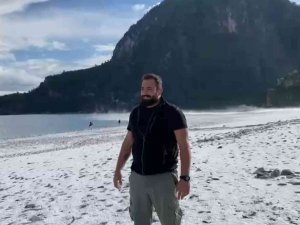 Güneşlenip Denize Giren Tatilcilere Dolu Sürprizi