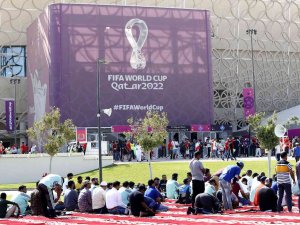 Doha’da Stadyumların Çevresinde Yüzlerce Kişi Cuma Namazını Kıldı