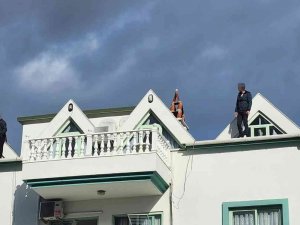 Elektriği, Suyu Kesilen Kiracılar Çatıya Çıktı