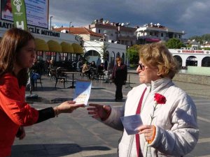 Marmaris’te "Kadına El Kalkamaz" Dediler, Karanfil Dağıttılar