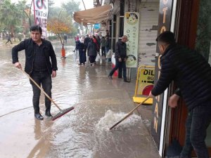 Mardin’de Göle Dönen Caddede Dükkanları Su Bastı, Esnaf Caddeye Olta Attı