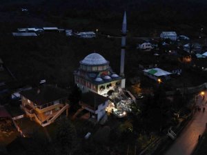 Deprem Bölgesinde İlk Yıkım: Hüzünlü Gözlerle Çalışmaları İzlediler