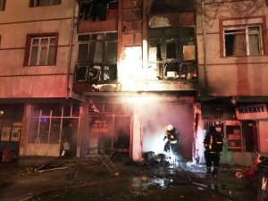 İ̇ş Yerinde Yangın Çıktı, Üst Kattaki Balkon Zarar Gördü