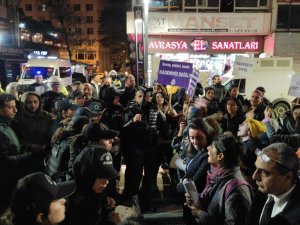 İ̇zinsiz Yürümek İsteyen Gruba Polis Müdahalesi