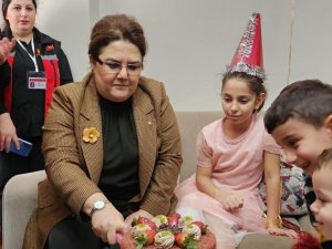 Bakan Yanık’tan Taksim’deki Patlamada Yaralanan Minik Sevde’ye Doğum Günü Sürprizi