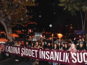 Turuncu Renge Bürünen Amasya’da Kadına Şiddete Karşı Meşaleli Yürüyüş