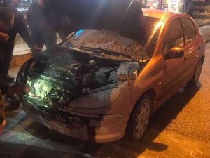 Seyir Halinde Alev Alan Otomobile Vatandaşlar Müdahale Etti