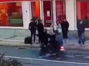 İ̇zmir’de Yoldaki Motosikletliye Çantayla Vurup Düşüren Şüpheli Yakalandı
