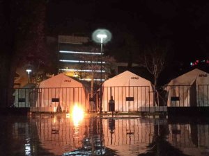 Depremzedeler İçin Kurulan Çadırkentte Korkutan Yangın