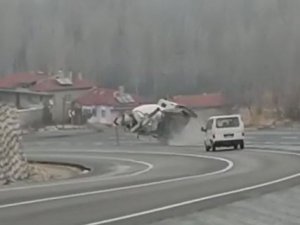 Freni Boşalan Beton Mikserinin Devrilme Anı Cep Telefonu Kamerasında
