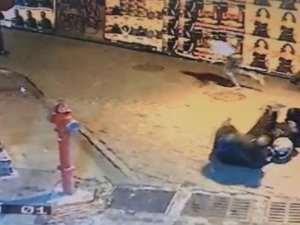 İ̇stanbul’da Bıçaklı Ve Kasklı Kavga Kamerada: Beşiktaş Polisi Saldırganları Yakaladı