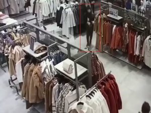 Avm’de Kıyafet Deneyen Turistin Çantasının Çalındığı Anlar Kamerada