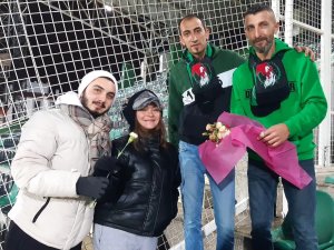 Denizlispor’un Kadın Taraftarlarına Karanfil Dağıtıldı