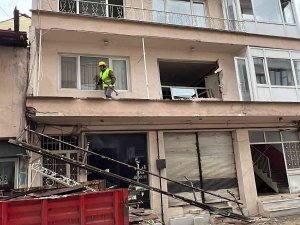Deprem Bölgesinde Ağır Hasarlı İlk Evin Yıkımına Başlandı