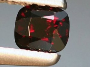 Definecilerin Evinde Piyasa Değeri 200 Milyon Lira Olan Painite Taşı Ele Geçirildi