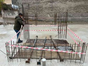 İ̇ha’nın Haberi Ses Getirdi, İnşaat Alanında Tehlike Saçan Çukurun Üzeri Kapatıldı