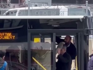 Pendik’te Şoförle Tartışan Yolcuyu, Diğer Yolcular Otobüsten Attı