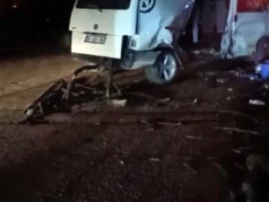 Sakarya’da Minibüs İle Otomobil Çarpıştı: 5 Yaralı