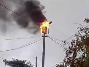 Siirt’te Elektrik Direğinden Çıkan Alevler Korkuttu