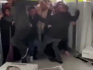İ̇zmir’de Ucuz Halı İzdihamında 2 Kadın Hastanelik Oldu