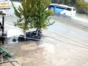35 Yolcunun Yaralandığı Feci Kaza Kameralara Yansıdı