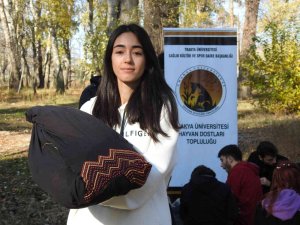 Öğrencilerden Duyarlı Davranış: Atık Kumaşlardan Sokak Hayvanları İçin Battaniye Yaptılar
