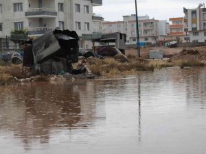 Midyat’ta Evleri Su Bastı, Yollar Göle Döndü; Vatandaşlar Belediyeye Tepki Gösterdi