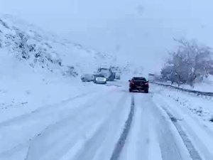 Bitlis’te Kar Yağdı, Çok Sayıda Araç Yolda Kaldı