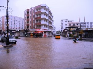 Sağanak Yağış Cizre’de Hayatı Olumsuz Etkiledi