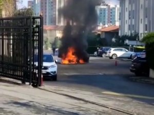 Küçükçekmece’de Seyir Halindeki Otomobil Alev Topuna Döndü