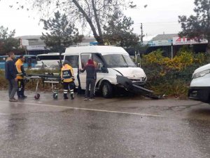 Zonguldak’ta İki Araç Kafa Kafaya Çarpıştı: 2 Yaralı