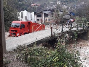 Taşan Derede Kalan Sürücünün İmdadına Ekipler Yetişti