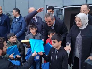 Milli Eğitim Bakanı Özer’den Deprem Bölgesindeki Çocuklara Tablet Hediyesi
