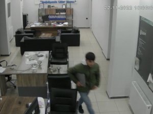 Bilgisayar Çalan Hırsız Güvenlik Kamerasına Yakalandı
