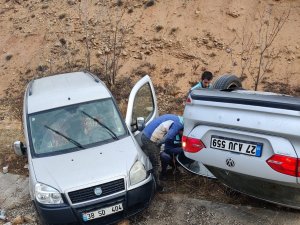 Önünde Seyreden Araca Çarpıp Takla Attı: 1 Yaralı