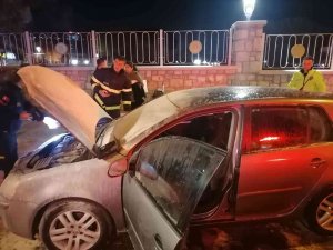 Otomobilde Çıkan Yangın Panikletti