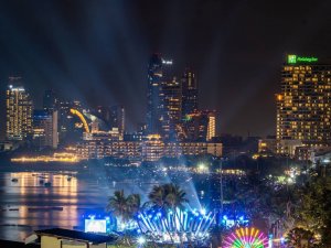 Tayland’da Pattaya Havai Fişek Festivali Renkli Görüntüler Oluşturdu