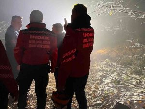 Yılın İlk Karını Görmek İçin Dağa Çıktılar: Mahsur Kalınca Ekipler Tarafından Kurtarıldılar