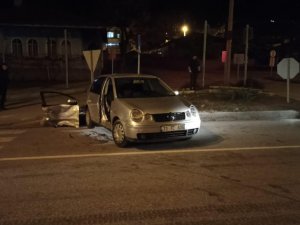 Kavşakta İki Otomobil Çarpıştı: 2 Yaralı
