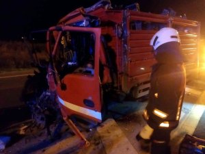 Tıra Çarpan Kamyonetin Sürücüsü Hayatını Kaybetti