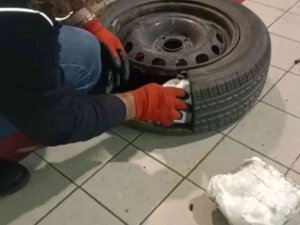 İ̇zmir’de Aracın Stepnesinden Yaklaşık 6,5 Kilo Uyuşturucu Madde Ele Geçirildi
