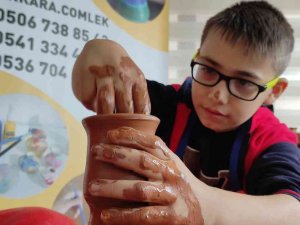 Öğrenciler Okulda Çamurdan Eşya Yapıyor