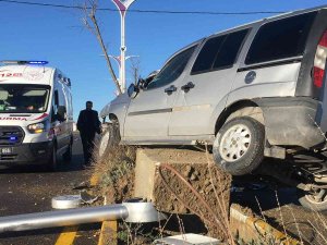 Ağaca Ve Aydınlatma Direğine Çarpan Hafif Ticari Araç Asılı Kaldı: 1 Yaralı