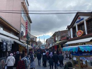 Eskişehir’de Soğuk Havaya Rağmen Ortaya Çıkan Alışveriş Kalabalığı Dikkat Çekti