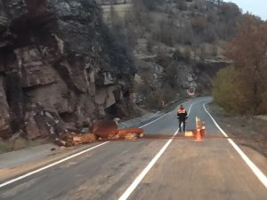 Karayoluna Kaya Parçaları Düştü