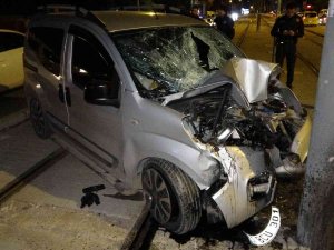 Kontrolden Çıkan Araç Tramvay Elektrik Direğine Çarptı: 1 Ölü, 3 Yaralı