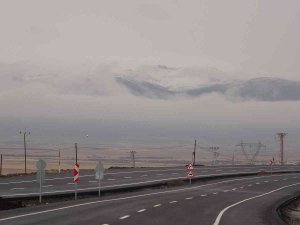 Ardahan’da Zirvede Kar Ve Sis Görsel Şölen Oluşturdu