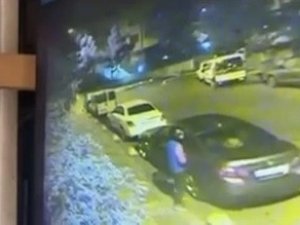 Kadıköy’de Kasklı Şahıs, Önce Otomobilin Camını Kırdı Ardından Otomobilin Hayalet Göstergesini Çaldı