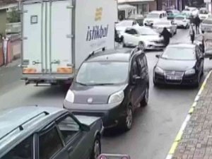 Sultanbeyli’de Yolun Karşısına Geçen Kadına Otomobil Çarptı